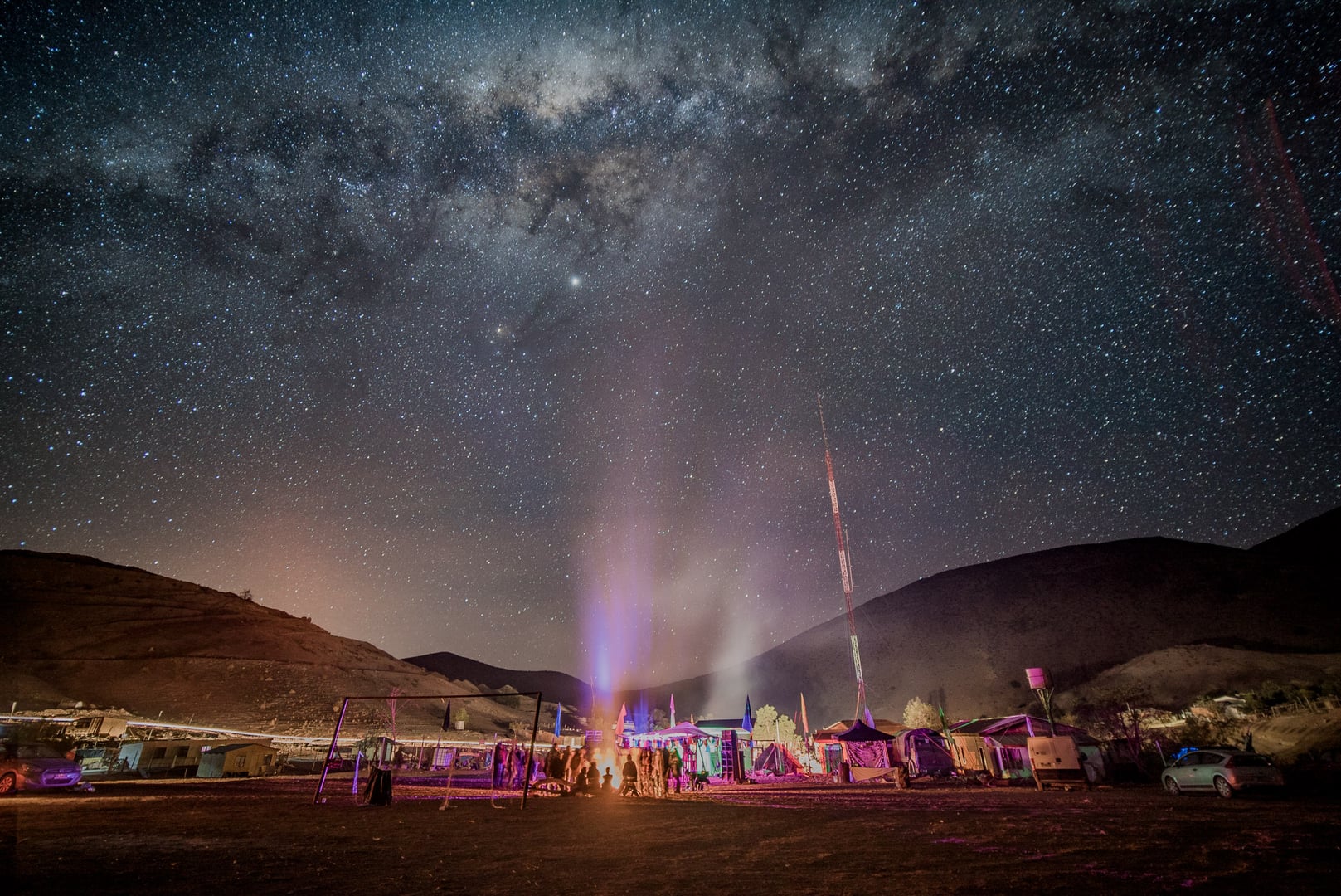 Instalación y campamento de producción bajo el cielo nocturno
